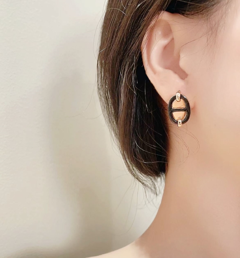H**me5 earrings